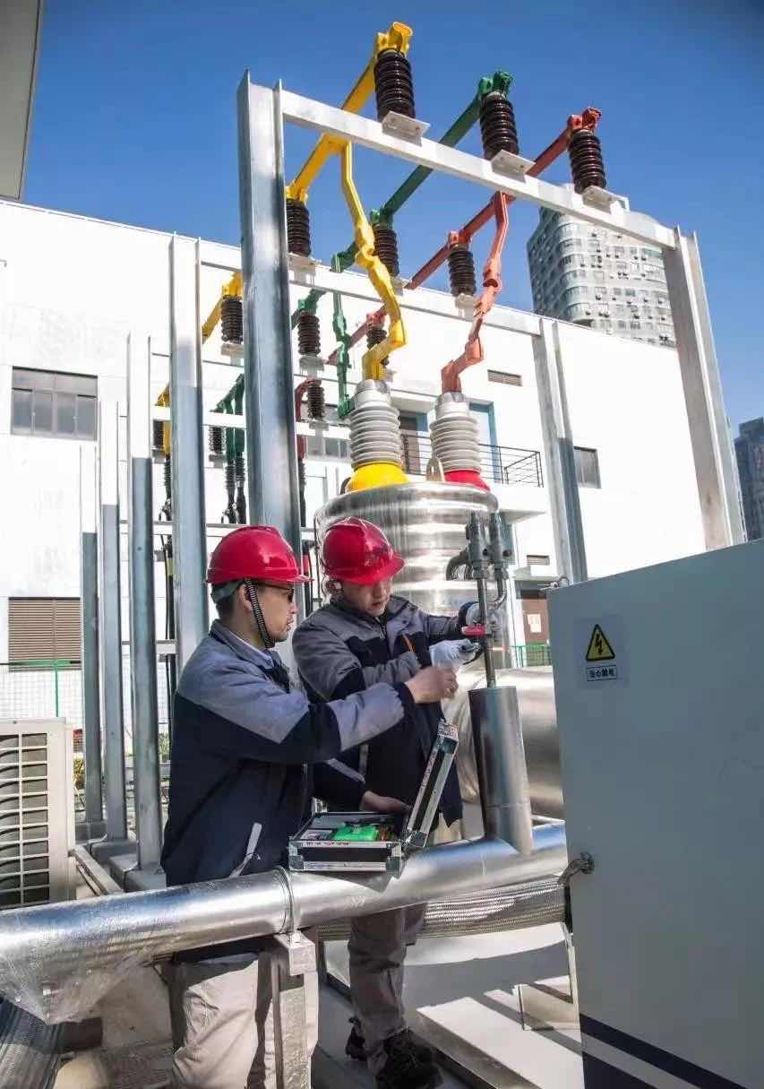 世界首條35千伏公里級超導(dǎo)電纜輸電工程聯(lián)結(jié)兩座220千伏變電站，總長1.2公里。